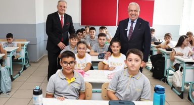 Başkan Şadi Özdemir öğrencilerin ilk gün heyecanını paylaştı