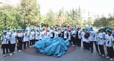 Başkan Şadi Özdemir öğrencilerle parkta temizlik yaptı