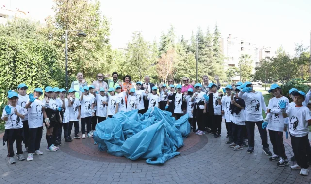Başkan Şadi Özdemir öğrencilerle parkta temizlik yaptı