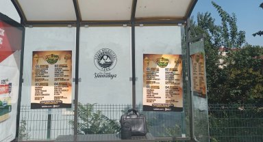 Bu otobüs duraklarını kim temizleyecek?