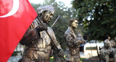 Bursa Gemlik'te canlı heykeller ilgi gördü