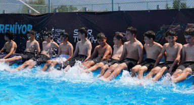 Bursa Gürsu'da yüzlerce çocuk yüzme öğrendi