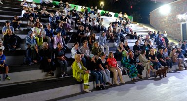 Bursa'da Atatürk Stadyumu Kütüphanesi önünde sinema keyfi