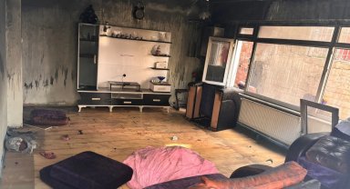 Gölcük'te yangında hasar gören eve temizlik