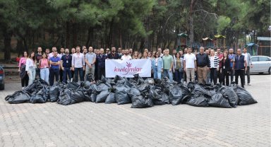 Gönüllüler Manisa Çiftlik Parkı'nı temizledi