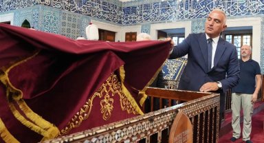 Hatice Turhan Valide Sultan Türbesi'ne Bakan Ersoy'dan ziyaret