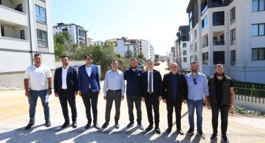 İnegöl Fatih Mahallesinde yeni yollara sathi kaplama yapılıyor