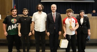 İnegöl'de şampiyonlar mecliste ödüllendirildi