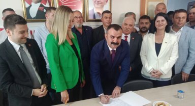 İYİ Parti'den istifa eden Uzunköprü Belediye Başkanı CHP'de.. Başkan Martin yeniden baba ocağında