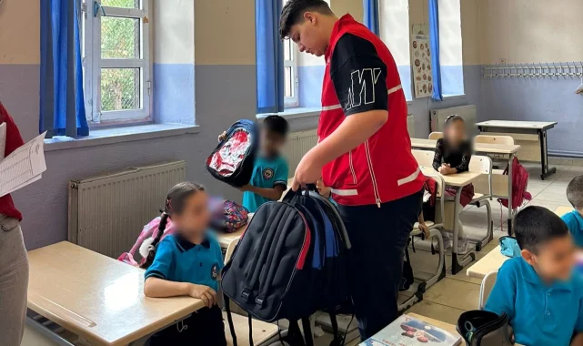 İzmir Konak'ta Kızılay'dan öğrencilere destek