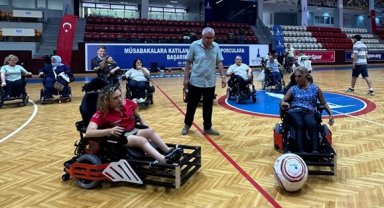 İzmir'de engeller tekerlekli sandalye futbolu ile kalktı