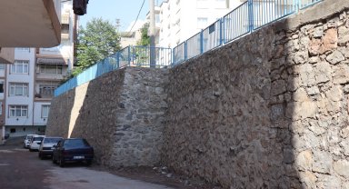 İzmit Belediyesi Zabıtan'da güvenliği sağlayan yeni duvarı tamamladı