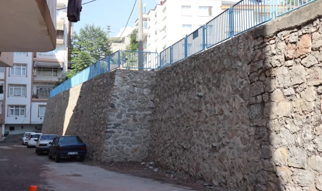 İzmit Belediyesi Zabıtan'da güvenliği sağlayan yeni duvarı tamamladı