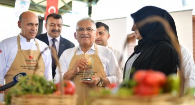 Kayseri Büyükşehir'den 1 tonluk sucuk döneri