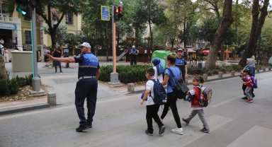 Kocaeli Büyükşehir Zabıtası görevde okul önleri güvende