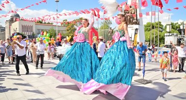 Manisa'da kurtuluş etkinlikleri çocukları sevindirdi