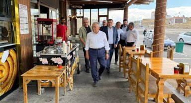 Memduh Büyükkılıç esnaf ve vatandaşla buluştu