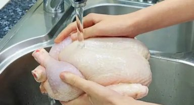 Tavuğu pişirmeden önce bunu sakın yapmayın