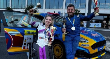 Tek engelli kadın ralli pilotuna çifte kupa... Bursa'ya döndü, Başkan Aydın'ı ziyaret etti