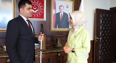 Türkiye'nin ilk görme engelli hakim yardımcısı görevde