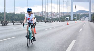 Ünlü oyuncu Avrupa'dan Asya'ya pedal çevirerek geçti