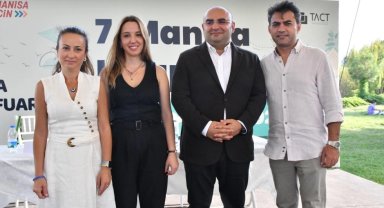 Ünlü yazarlar Manisa'da okurlarıyla buluştu