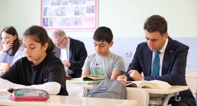 Vali Aygöl güne öğrencilerle başladı