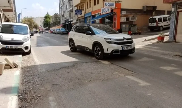 Yıldırım Caddesi'ndeki bozuk yol tehlike saçıyor