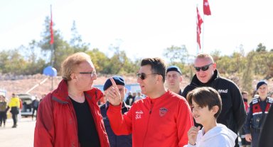 101 yamaç paraşütçüsü Cumhuriyet coşkusunu gökyüzünde yaşadı