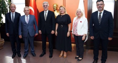 Başkan Hürriyet, Devlet Tiyatroları Genel Müdürü Tamer Karadağlı'yı ziyaret etti