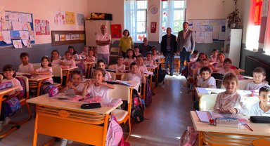 Başkan Taşyasan'dan minik öğrencilere kırtasiye seti