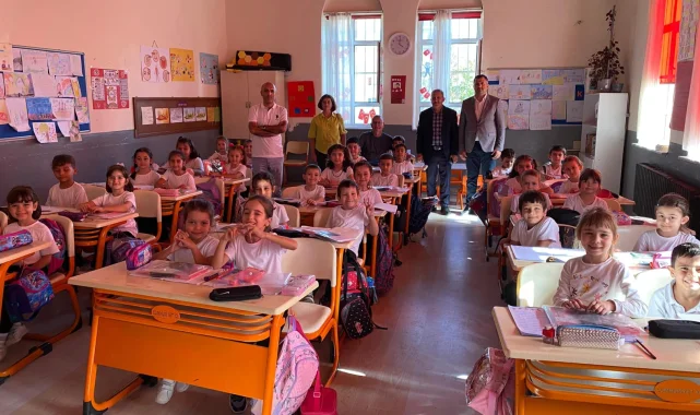 Başkan Taşyasan'dan minik öğrencilere kırtasiye seti
