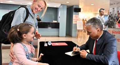 Başkan Uysal'dan yeni kitabına imza günü
