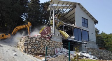 Bursa Osmangazi'de kaçak villa yıkıldı