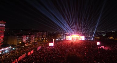 Bursa tek yürek Cumhuriyet'e sahip çıktı