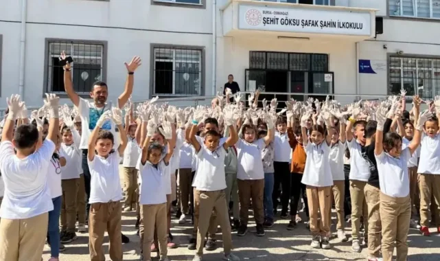 Bursa'da ilkokul öğrencilerinden temizlik farkındalığı