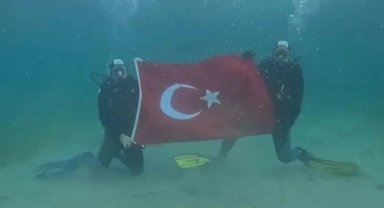 Bursa'da öğretmenler su altında Türk bayrağı açtı