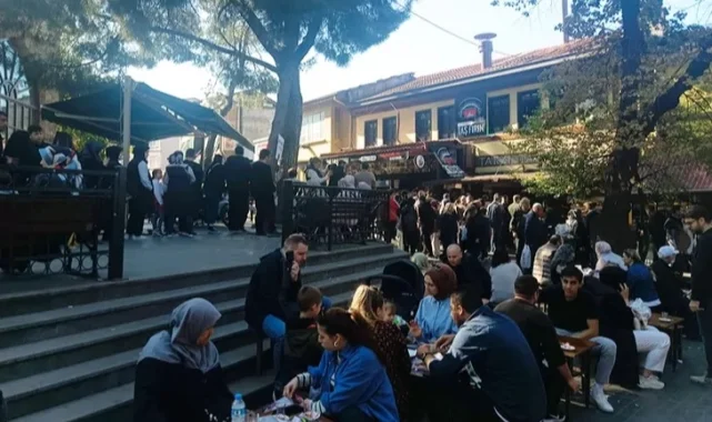 Bursa'da tahinli pide kuyruğu! Yemek için dakikalarca bekliyorlar