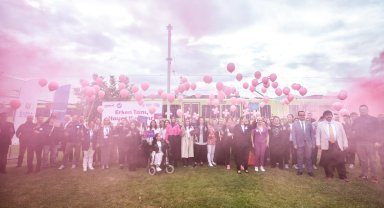 BURULAŞ'ta pembe balonlar gökyüzüne bırakıldı