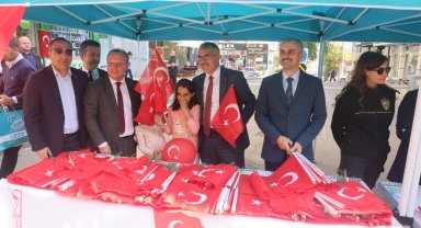 Çiftçi, Çayırovalılara Türk Bayrağı dağıttı