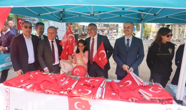 Çiftçi, Çayırovalılara Türk Bayrağı dağıttı