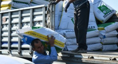 Çiftçinin yüzü gübreyle güldü