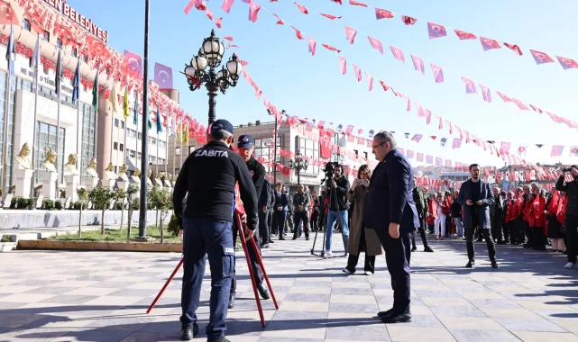 Cumhuriyet Bayramı kutlamaları Keçiören'de çelenk sunma ile başladı