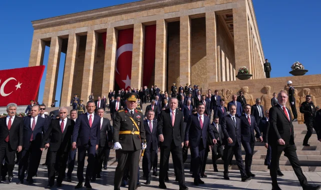 Devlet erkânı Anıtkabir'de