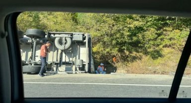 Eskişehir-Bursa yolunda devrilen tırın sürücüsü yaralandı