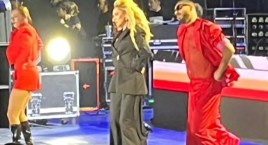 Hadise, Bursa'da izleyenleri büyüledi