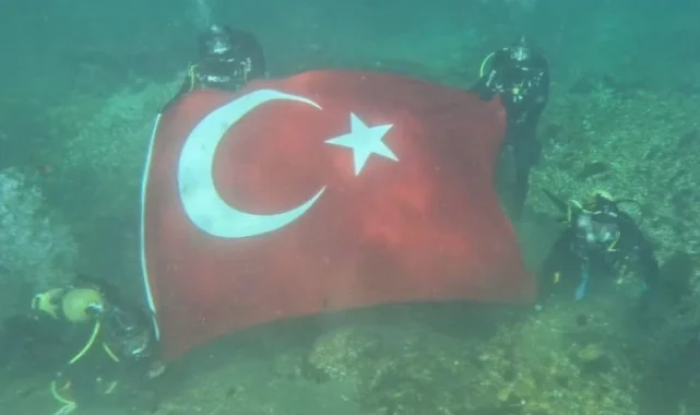 Halfeti'de su altında Türk Bayrağı açtılar
