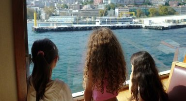 İstanbul'da şehir hatları kız çocukları için demir aldı