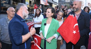 İzmir Karabağlar'dan Cumhuriyet Korteji'ne bayraklı davet