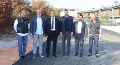 İzmit Belediyesi Kabaoğlu'ndaki sokakları tek tek çamurdan kurtarıyor